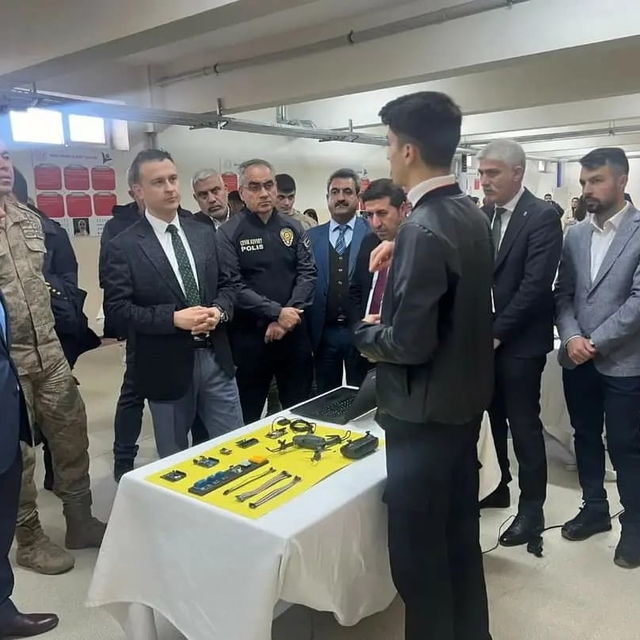 İdil'de 4006 TÜBİTAK Bilim Fuarı açıldı