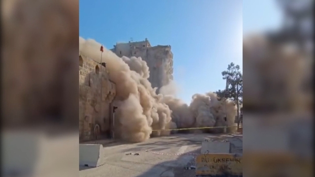 Şanlıurfa'da ağır hasarlı 10 katlı iş merkezi yıkıldı