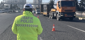 Malatya'da ticari araçlarda "zorunlu kış lastiği" denetimi yapıldı