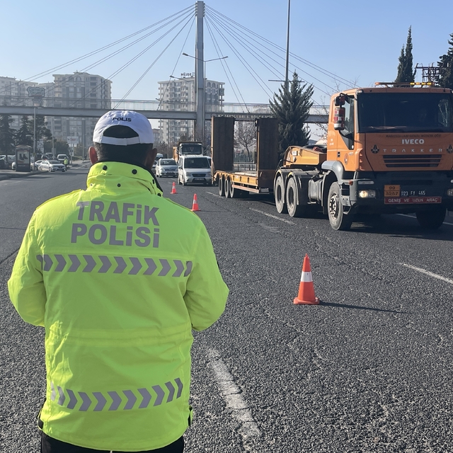 Malatya'da ticari araçlarda "zorunlu kış lastiği" denetimi yapıldı