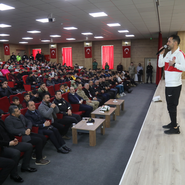 Ampute Futbol Milli Takımı eski teknik direktörü Çakmak, Başkale'de öğrenci...