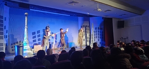 Malazgirt'te öğrenciler, "Otobüs Durağında Üç Bencil" oyununu izledi