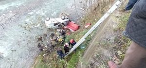 Sürücü adayının kullandığı otomobil dereye uçtu: 3 yaralı