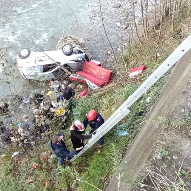 Sürücü adayının kullandığı otomobil dereye uçtu: 3 yaralı