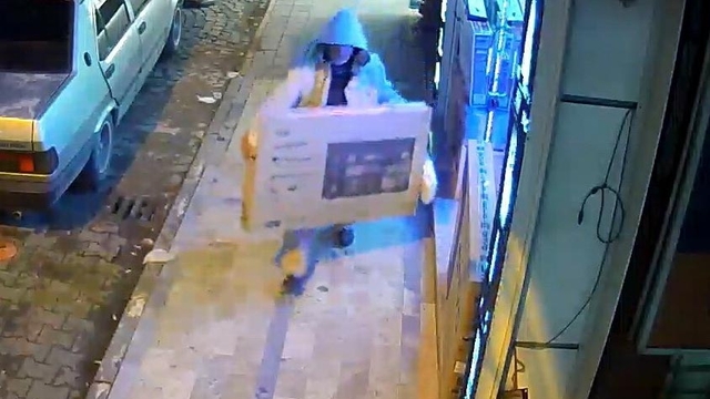 Televizyon hırsızlığı kamerada