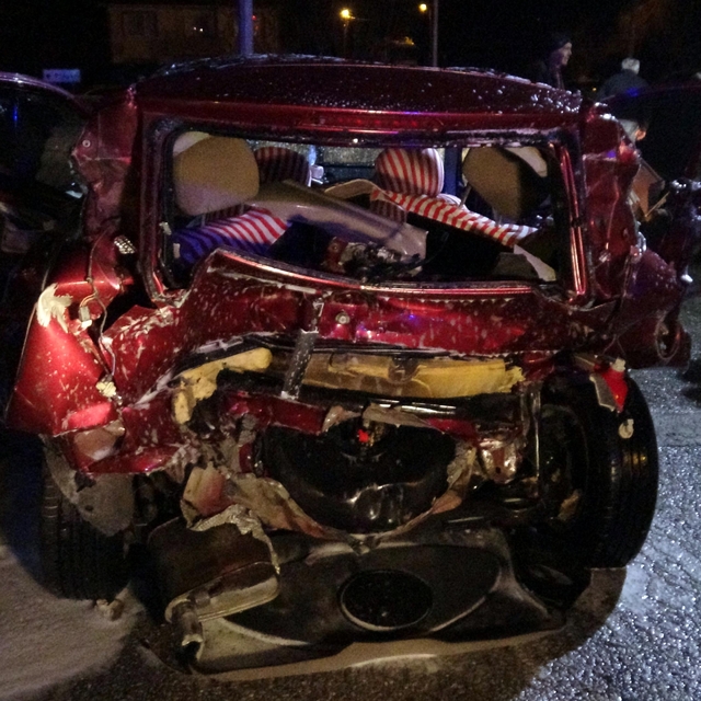 Kırmızı ışıkta bekleyen uzman çavuşların otomobiline, otomobil çarptı: 6 ya...