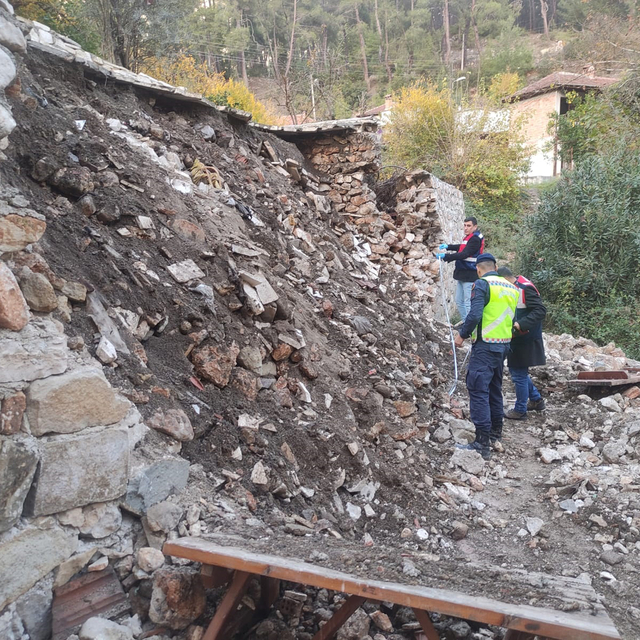 3 arkadaşıyla bankta otururken yıkılan istinat duvarının altında kalan Mihr...