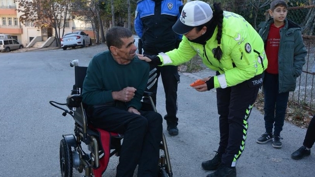 Elazığ'da bedensel engelliye hayırseverden akülü tekerlekli sandalye desteği