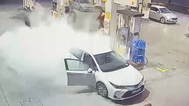 Otomobil yakıt dolumu sırasında alev aldı, baba- kız son anda kurtuldu; yangın kamerada