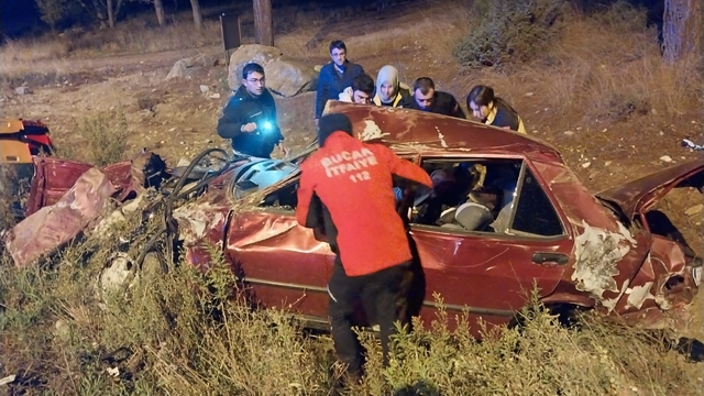 Burdur'da şarampole devrilen otomobildeki 2 kişi yaralandı