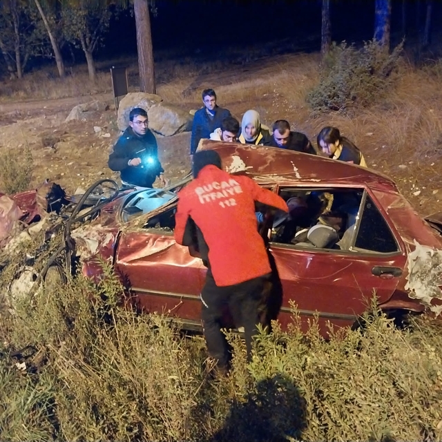 Burdur'da şarampole devrilen otomobildeki 2 kişi yaralandı