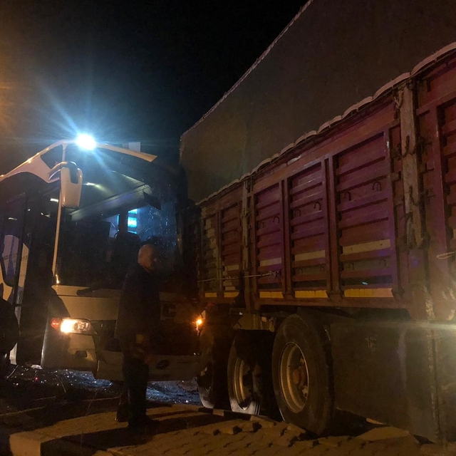 Konya'da otobüsün tıra çarpması sonucu 2 kişi yaralandı