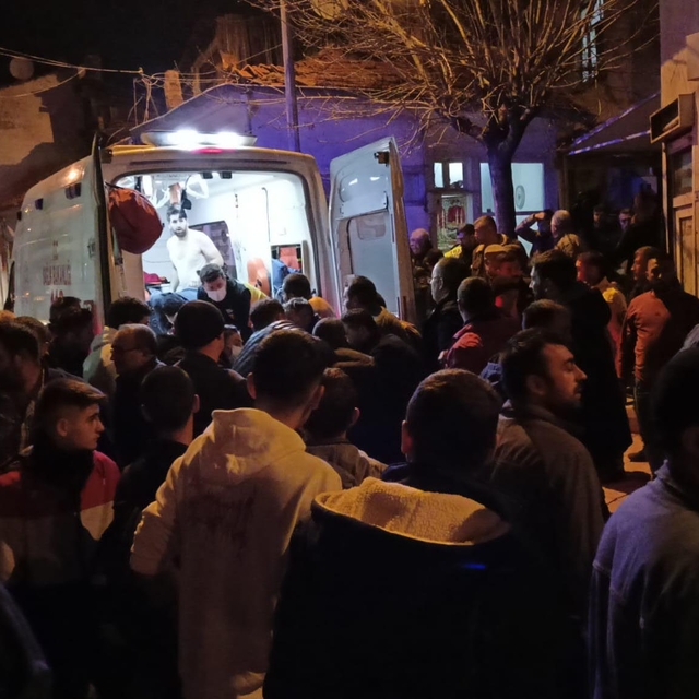 Muhtar, husumetli olduğu muhtarı ve yanındaki esnafı tabancayla ağır yarala...