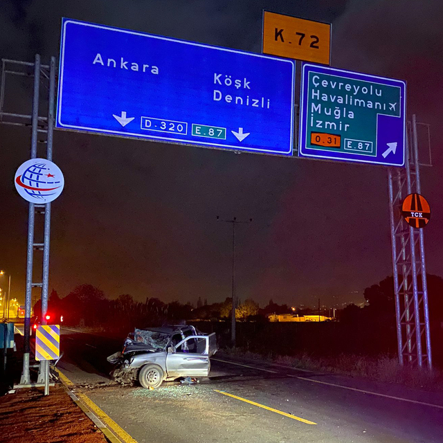 Aydın'da yön tabelasına çarpan pikabın sürücüsü yaralandı
