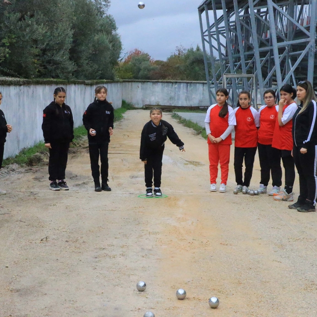 Muğla'da yaşlılar, gençler ve çocuklar bocce oynadı