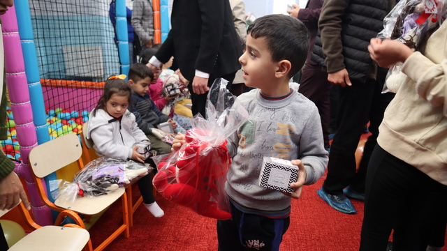 Iğdır'da özel öğrenciler yaptıkları oyuncaklarla çocukları mutlu etti