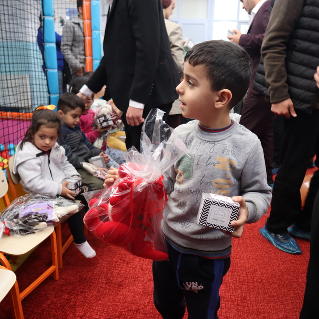 Iğdır'da özel öğrenciler yaptıkları oyuncaklarla çocukları mutlu etti