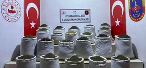 Diyarbakır'da 1 ton 148 kilogram esrar ve 606 kök Hint keneviri ele geçiril...
