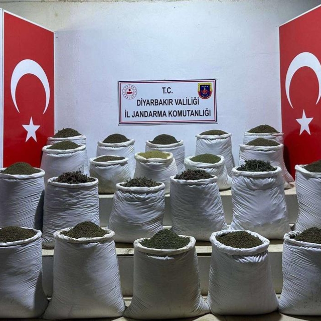 Diyarbakır'da 1 ton 148 kilogram esrar ve 606 kök Hint keneviri ele geçiril...