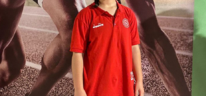 Antalya'da ailesinden gizli başladığı güreşte şampiyon oldu