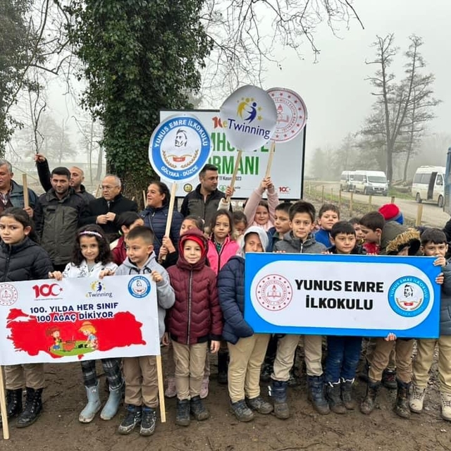 Gölyaka'da öğrenciler Cumhuriyet'in 100. yılında 100 fidan dikti