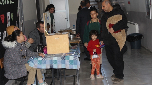 Kars'ta öğrenciler Filistinli çocuklar için kermes düzenledi