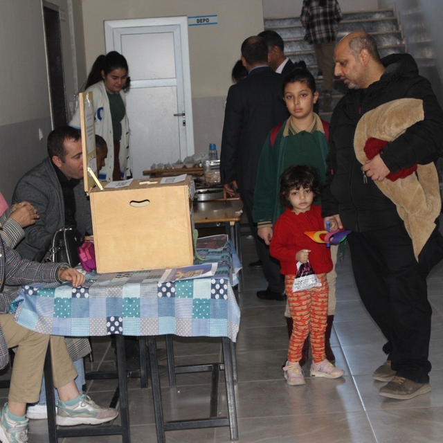 Kars'ta öğrenciler Filistinli çocuklar için kermes düzenledi