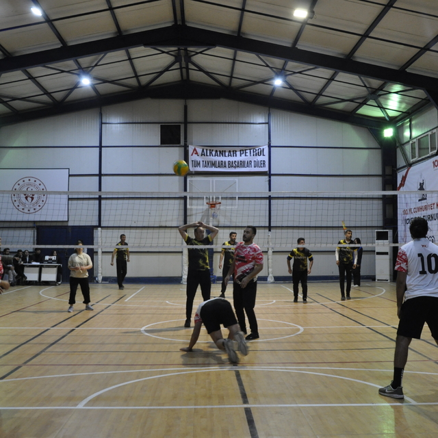 Çukurca'da gençler ve kurumlar arası voleybol turnuvaları düzenlendi
