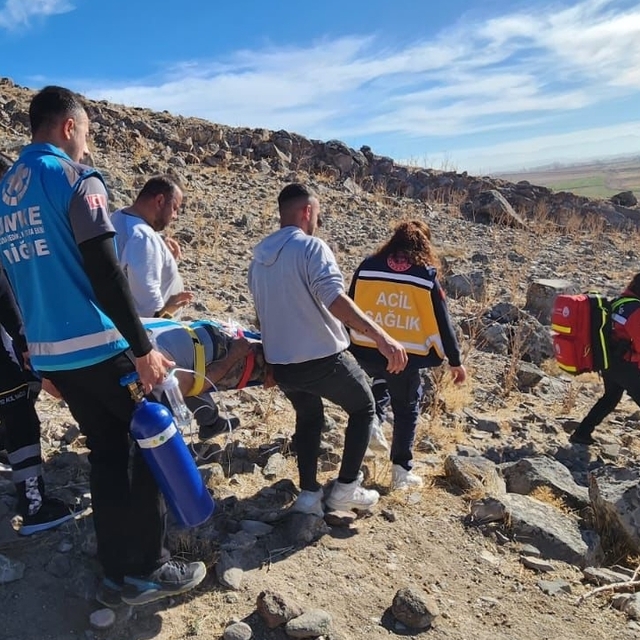 Niğde'de dağda rahatsızlanan avcı hastaneye kaldırıldı
