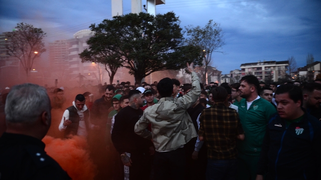 Bursaspor taraftarından yönetime: İstifanız Bursaspor'un önündeki ilk engeli kaldıracak