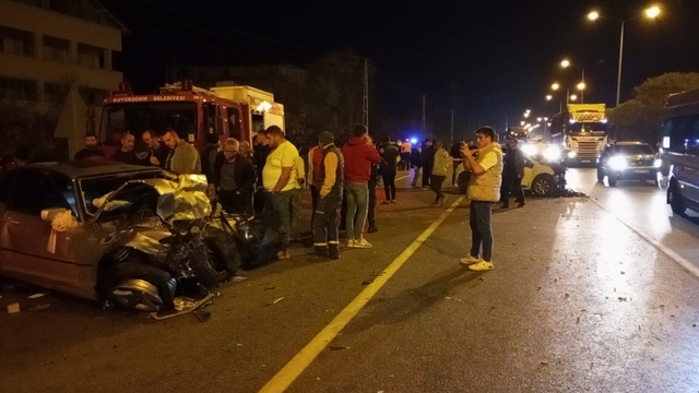 Samsun'da iki otomobil çarpıştı; 1'i AK Parti Artvin Gençlik Kolları Başkanı 2 ölü, 2 yaralı