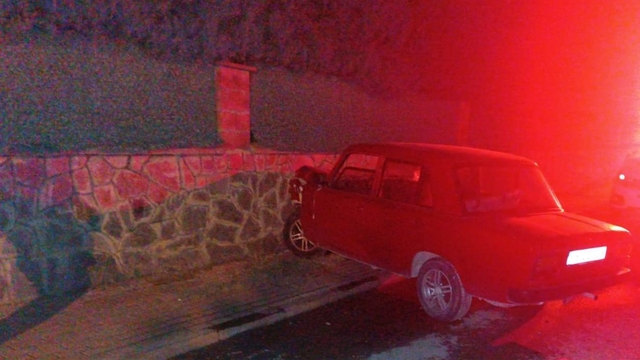 Otomobiliyle istinat duvarına çarpan alkollü sürücü, yaralı halde 1.5 kilometre yürüdü