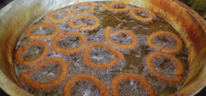 Depremzede gelin ve görümce hem ağızları tatlandırıyor hem gelir elde ediy...