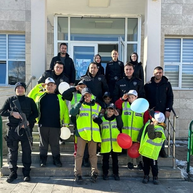 Erzincan ve Ardahan'da polis ekipleri özel çocuklarla bir araya geldi