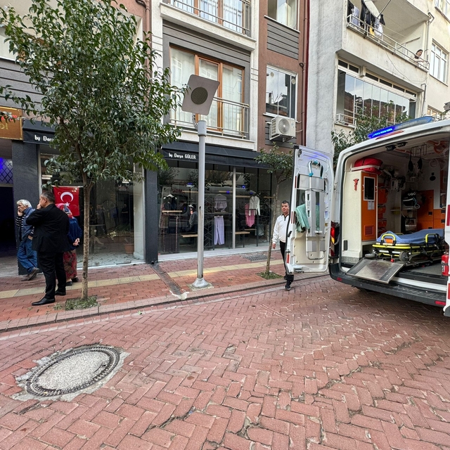 Çatıdan düşen işçi öldü, birlikte çalıştığı babası gözyaşı döktü