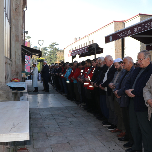 Trafik kazası sonucu hayatını kaybeden UMKE personelinin cenazesi defnedild...