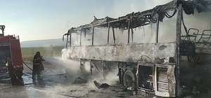 Seyir sırasında alev alan yolcu otobüsü yandı