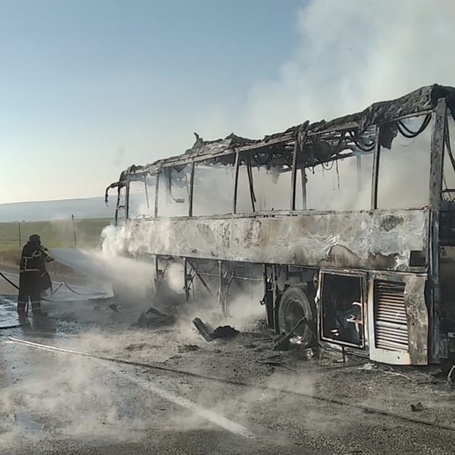 Seyir sırasında alev alan yolcu otobüsü yandı