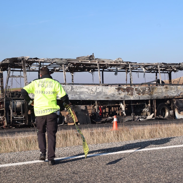 Diyarbakır'da seyir halindeki otobüs yandı