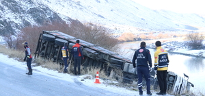 Ağrı'da şarampole devrilen tırın sürücüsü öldü