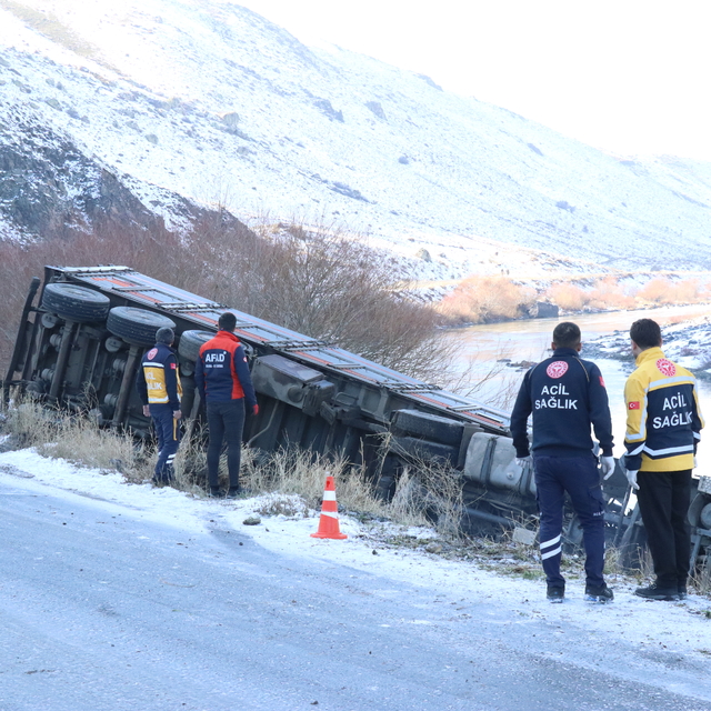 Ağrı'da şarampole devrilen tırın sürücüsü öldü