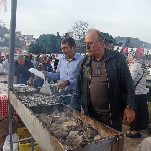 Ordu'da düzenlenen festivalde 10 ton hamsi tüketildi
