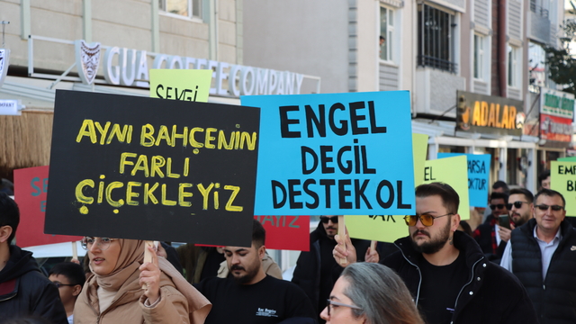 Iğdır'da özel eğitim öğretmenleri "Aynı bahçenin farklı çiçekleriyiz" temalı yürüyüş düzenledi