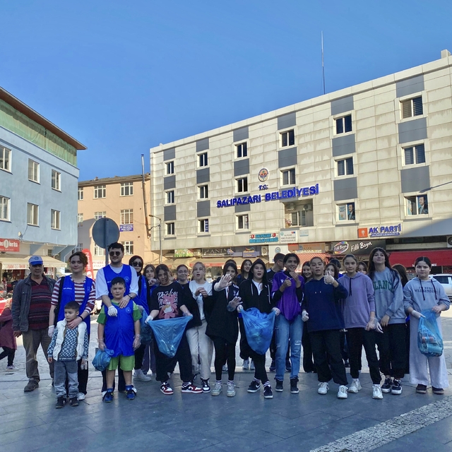 Salıpazarı'nda gönüllüler çevre temizliği yaptı