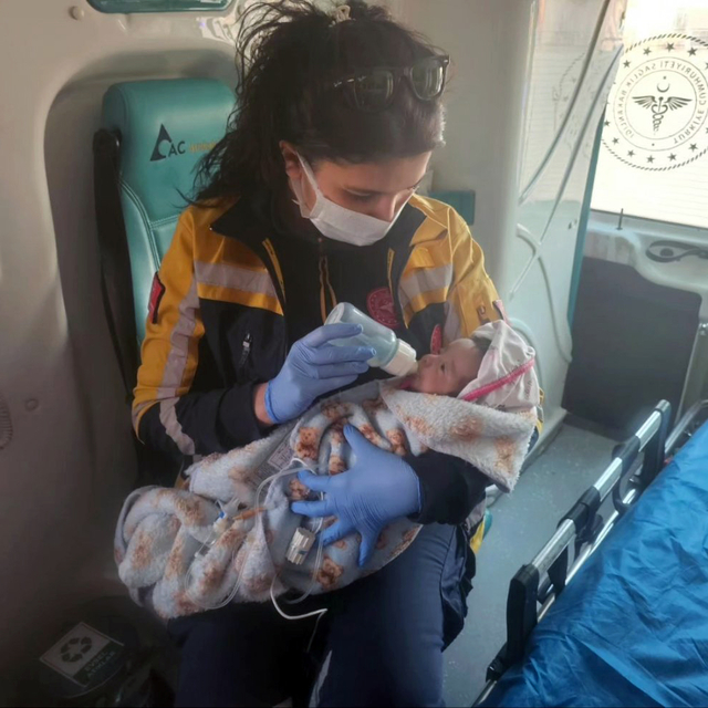 Van'da 2 aylık bebek ambulans helikopterle hastaneye ulaştırıldı