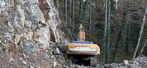 Karabük'te üzerine kaya düşen iş makinesinin operatörü hayatını kaybetti