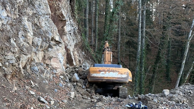 Karabük'te üzerine kaya düşen iş makinesinin operatörü hayatını kaybetti