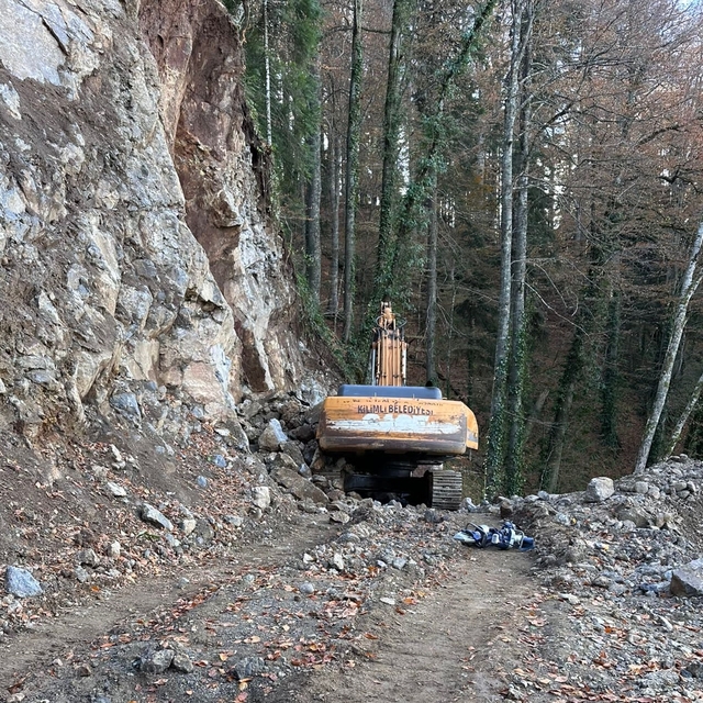 Karabük'te üzerine kaya düşen iş makinesinin operatörü hayatını kaybetti