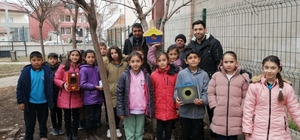 Sivas'ta ilkokul öğrencileri kuşlar için kafes yaptı