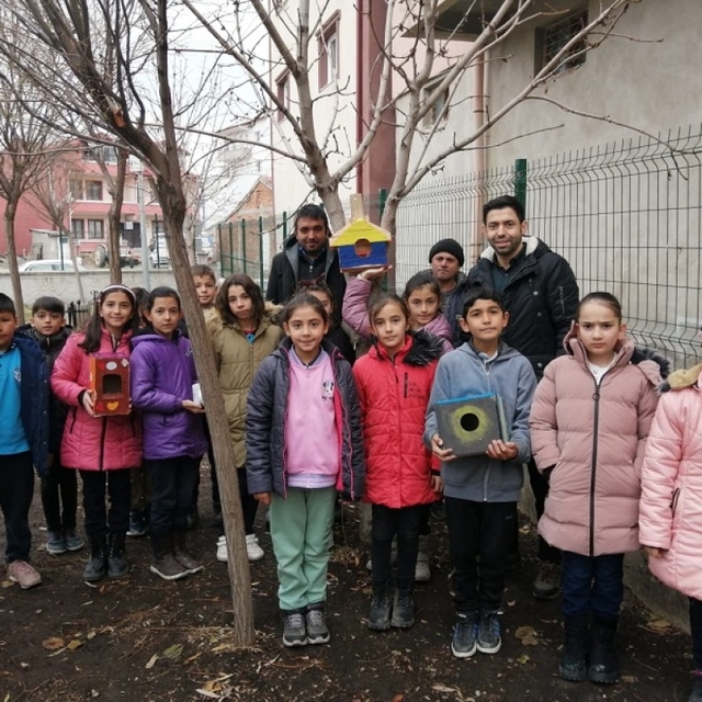 Sivas'ta ilkokul öğrencileri kuşlar için kafes yaptı